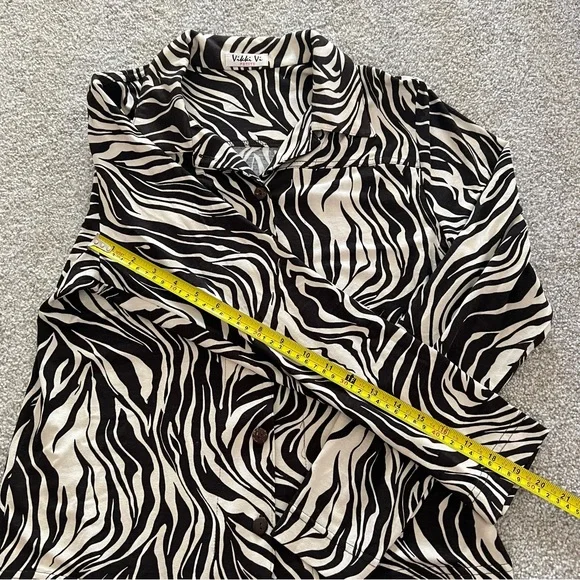 Vikki Vi Zebra Animal Print Collared Button Up Blouse Black & Cream Medium - Picture 8 of 10